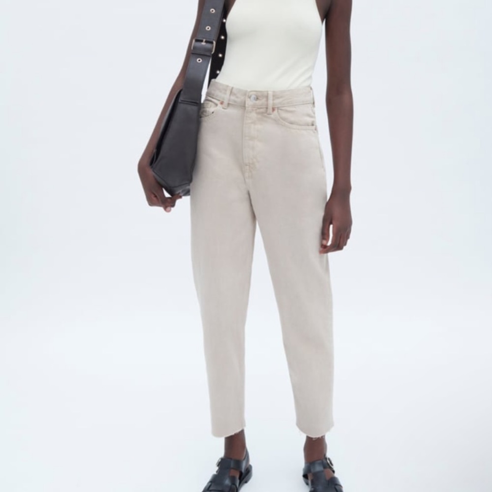 NWT. ZARA High-Rise Beige Mom Fit Jeans Hi-Rise